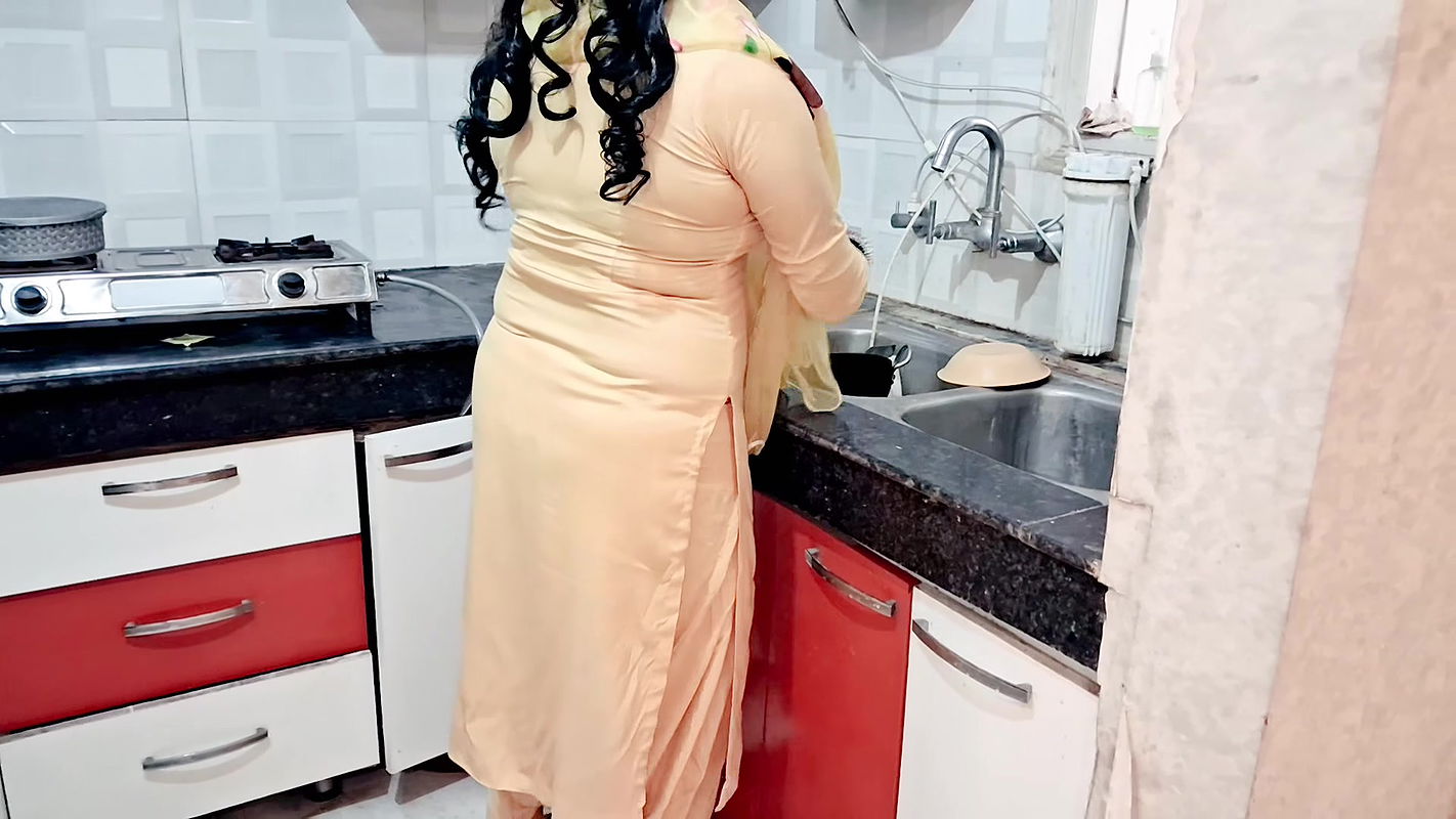 Desi housewife ki chudai ki kitchen me salwar utar kar