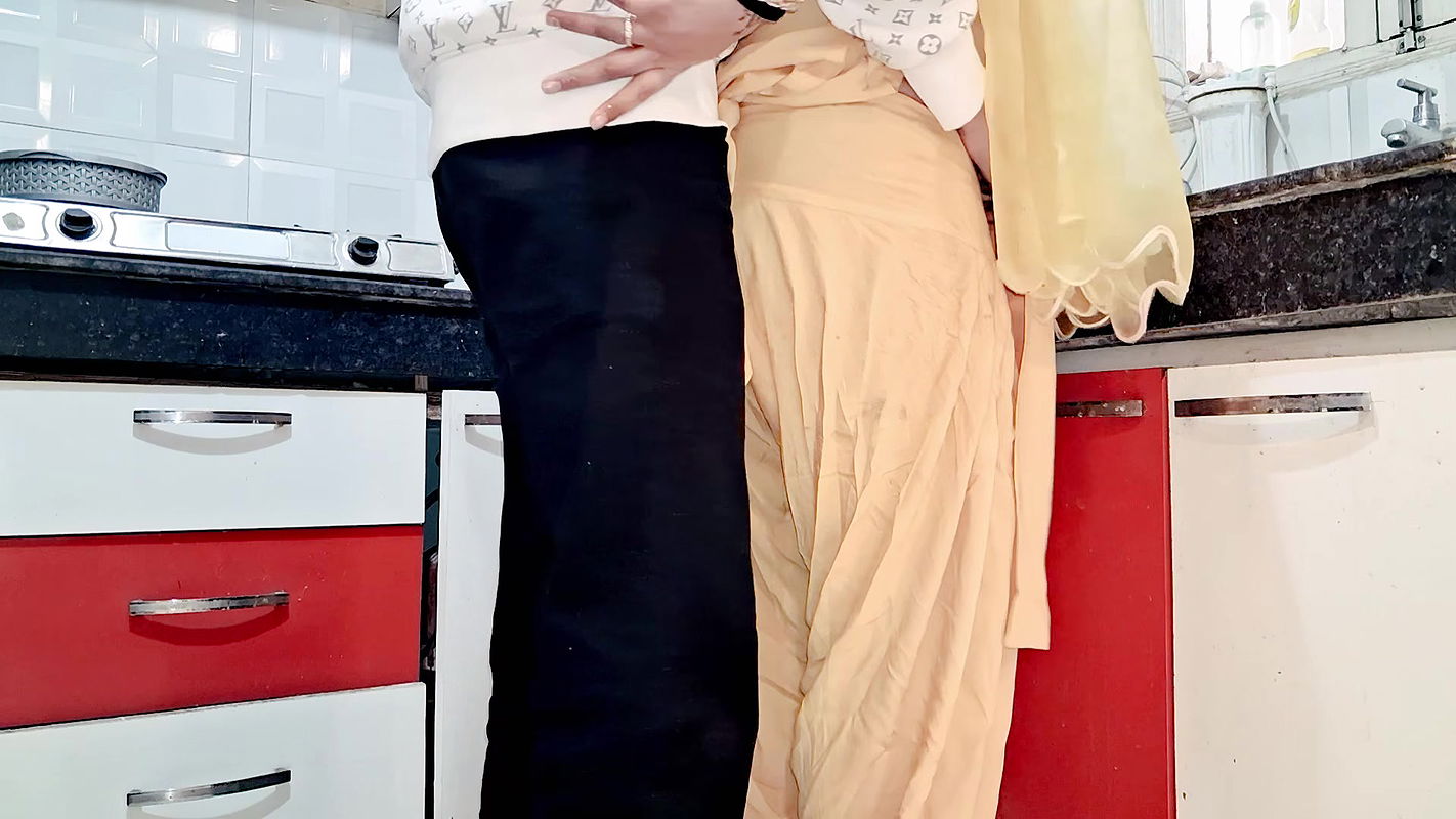 Desi housewife ki chudai ki kitchen me salwar utar kar
