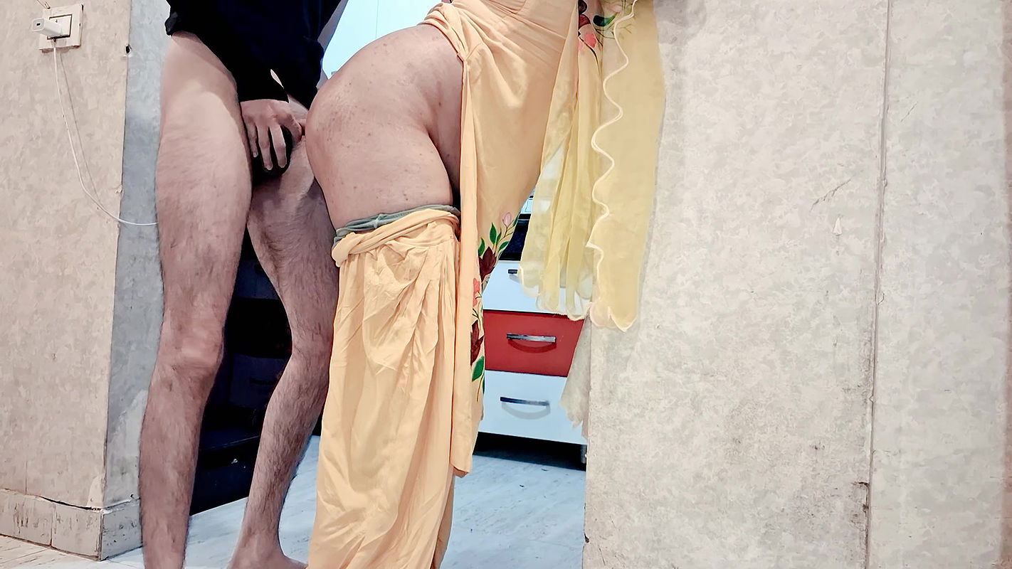 Desi housewife ki chudai ki kitchen me salwar utar kar