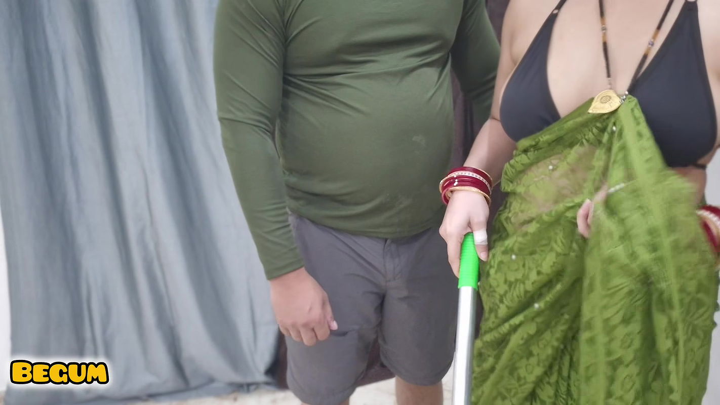 Devar Helping Bhabhi in Cleaning the Floor and FUcked Her Pussy