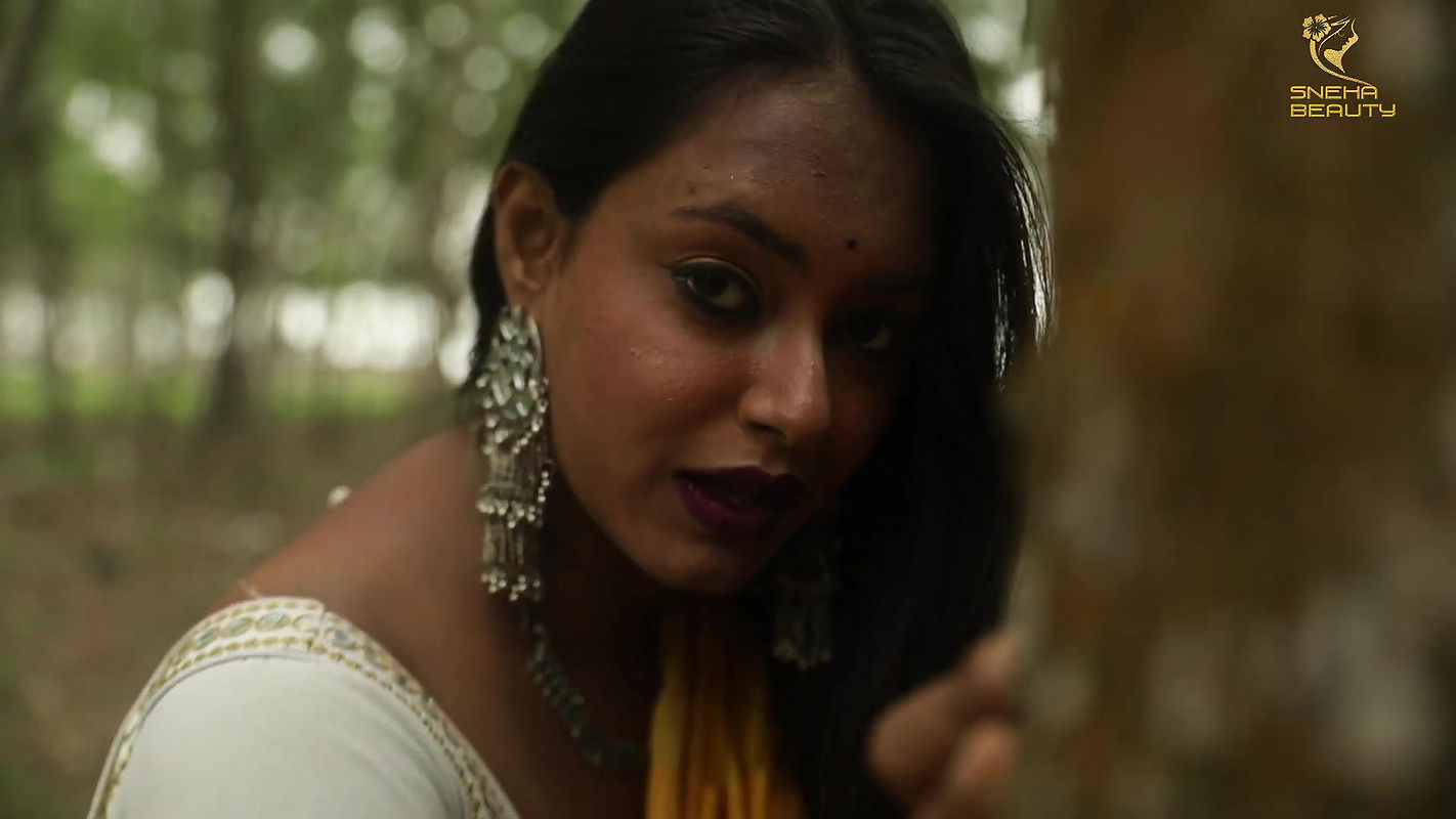 Horny bhabhi hot navel show sensual photoshoot