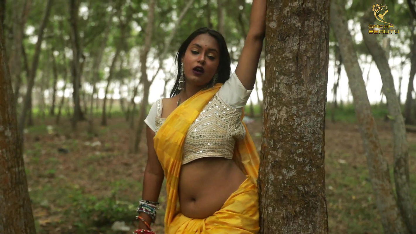 Horny bhabhi hot navel show sensual photoshoot