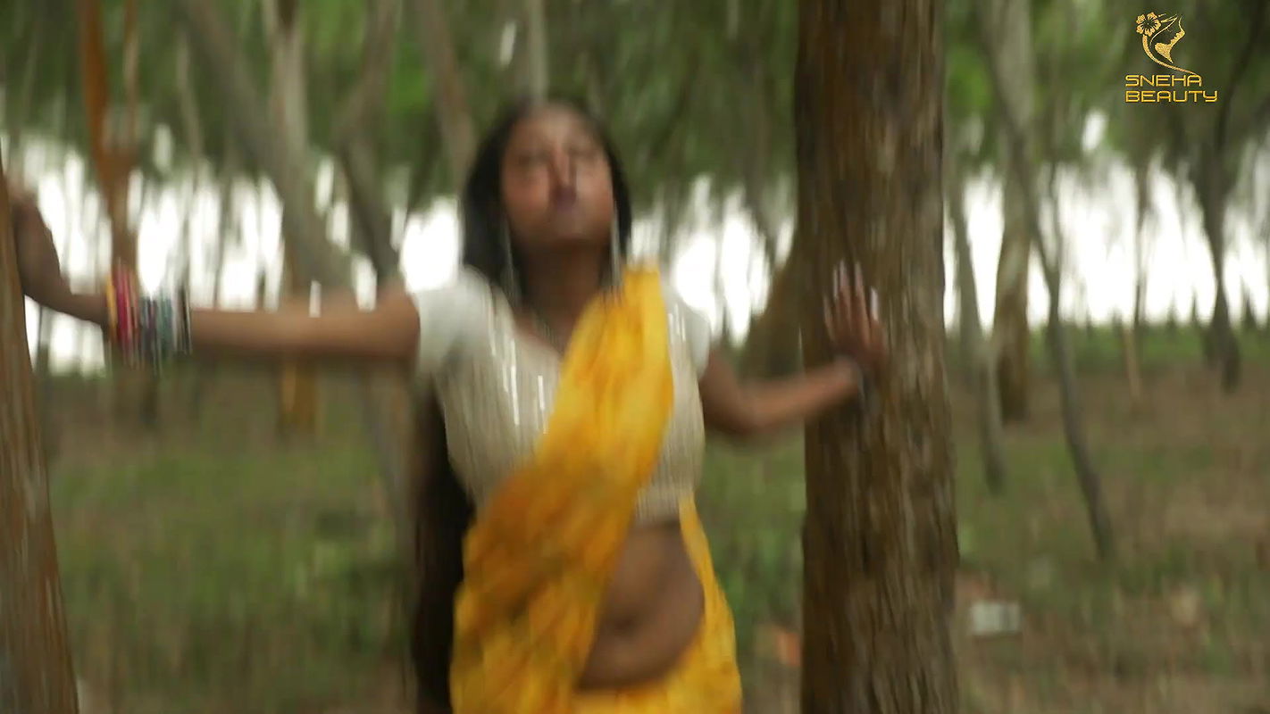 Horny bhabhi hot navel show sensual photoshoot