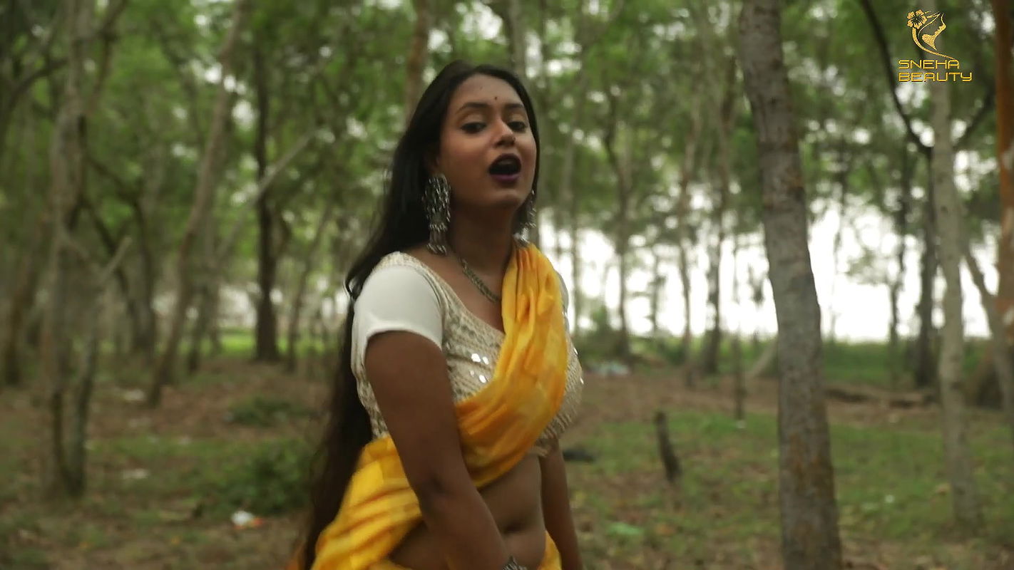 Horny bhabhi hot navel show sensual photoshoot