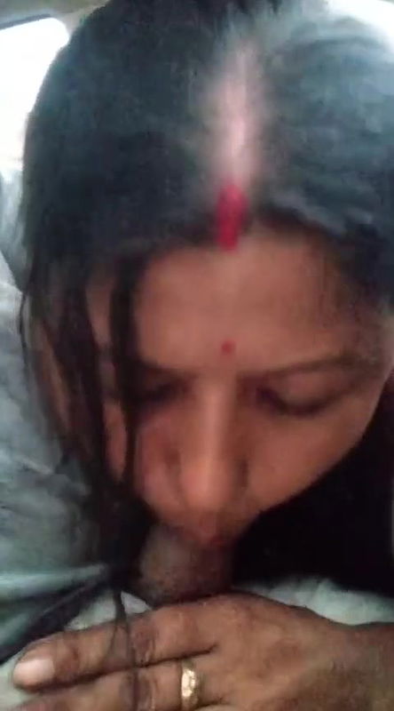 Bhabhi blowjob in running car