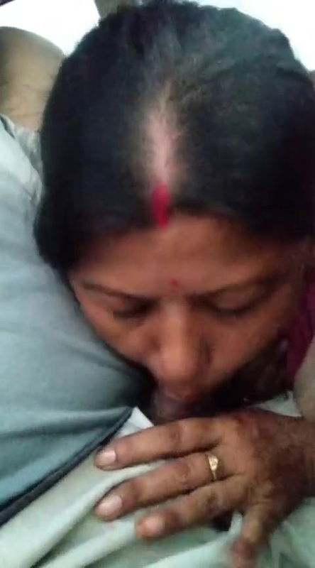 Bhabhi blowjob in running car