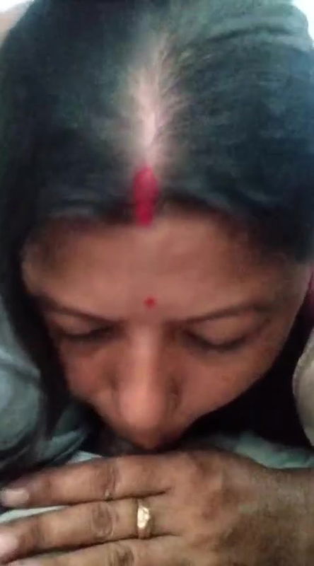 Bhabhi blowjob in running car