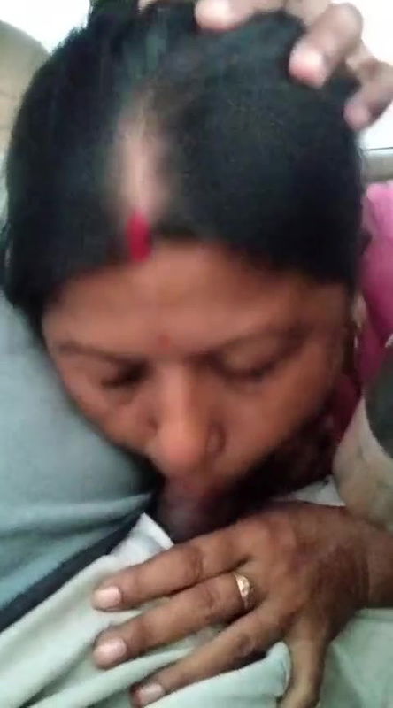 Bhabhi blowjob in running car
