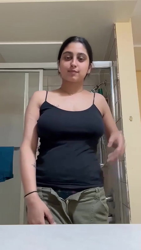 Hot desi girl showing her Boobs