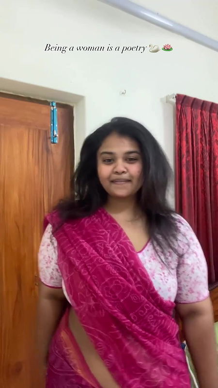 chubby dusky girl sexy navel in red saree