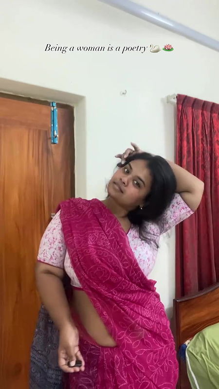 chubby dusky girl sexy navel in red saree