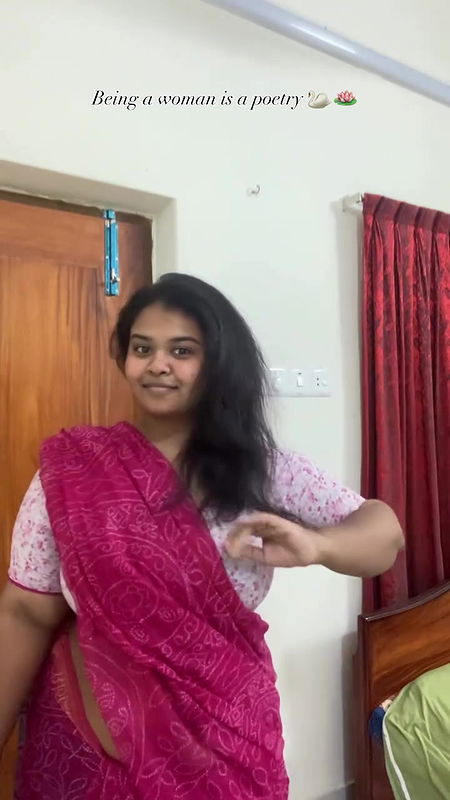 chubby dusky girl sexy navel in red saree