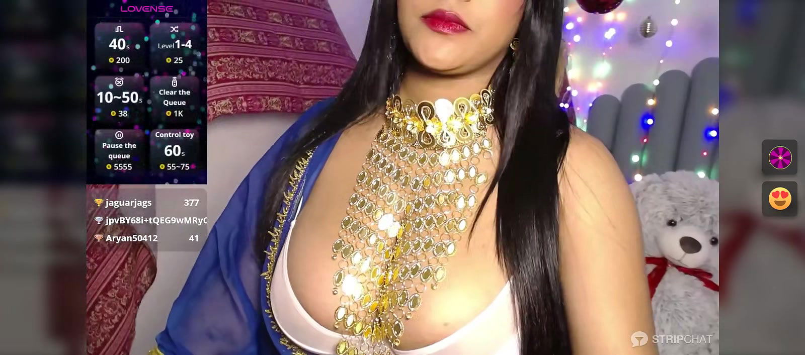 Bengali Bhabhi in saree showing boobs