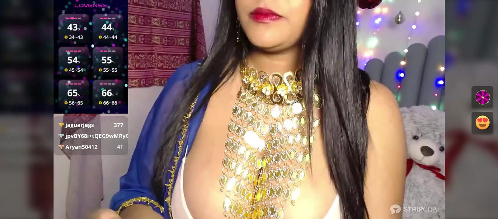 Bengali Bhabhi in saree showing boobs