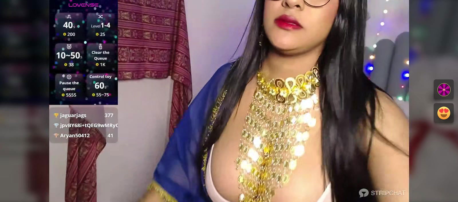 Bengali Bhabhi in saree showing boobs
