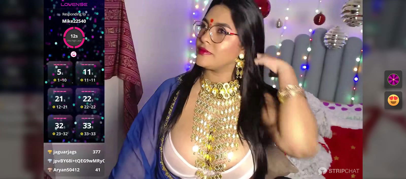 Bengali Bhabhi in saree showing boobs