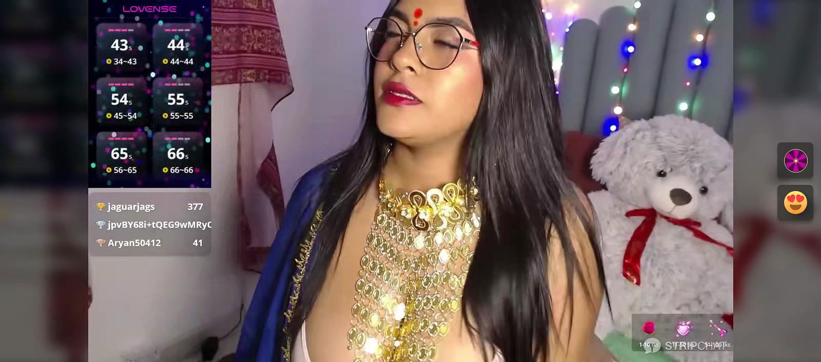 Bengali Bhabhi in saree showing boobs