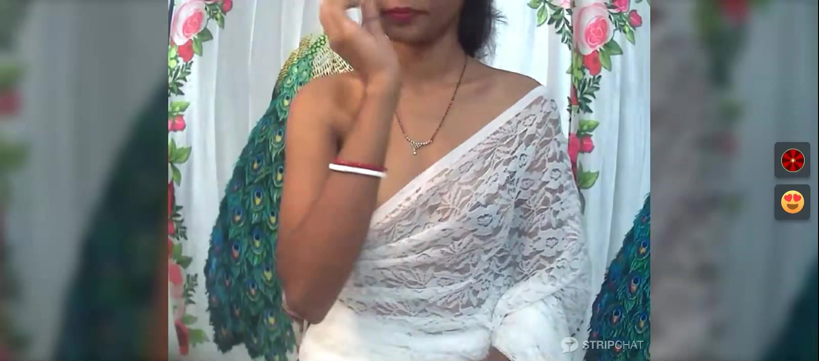 Horny babe in saree without blouse Exposing Boobs2