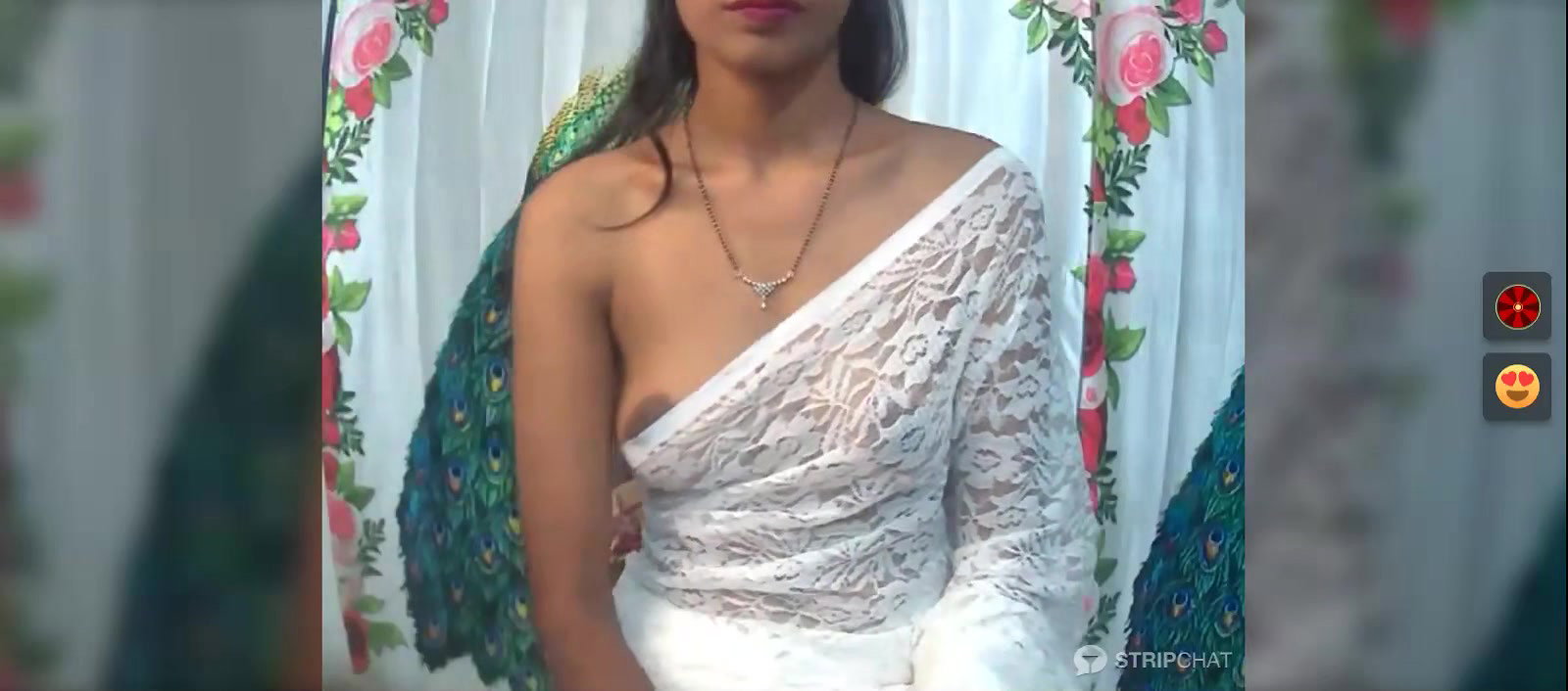 Horny babe in saree without blouse Exposing Boobs2