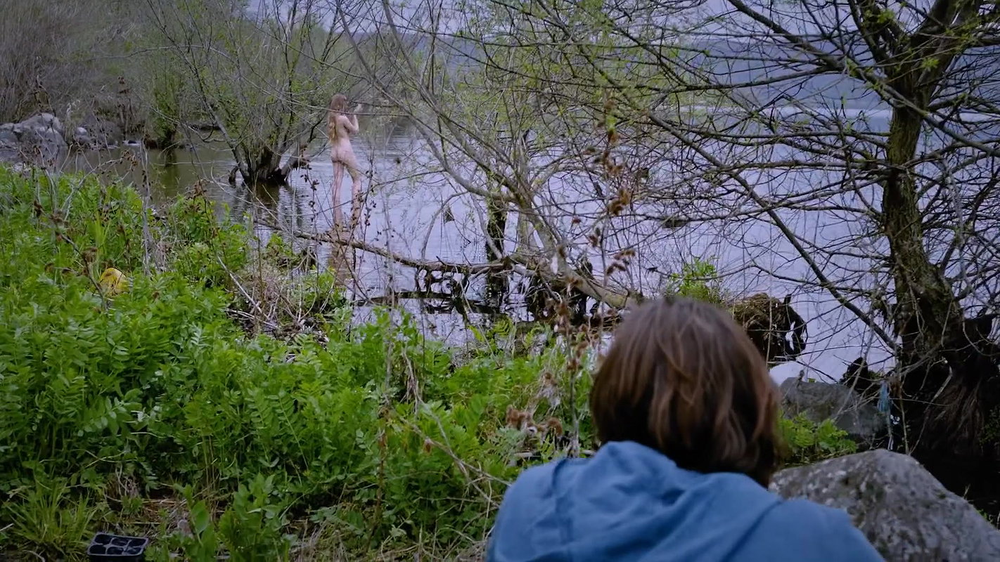 Erika Aurora outdoor naked scenes in Tredicesimo Apostolo 22