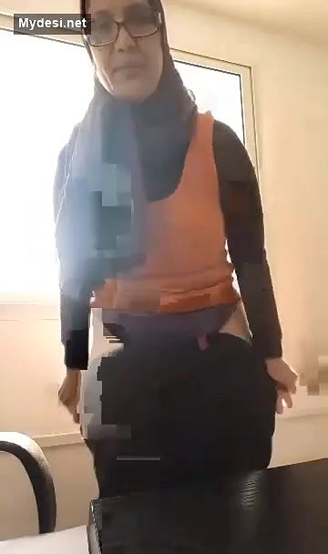 Aunty Showing she is wet at Office