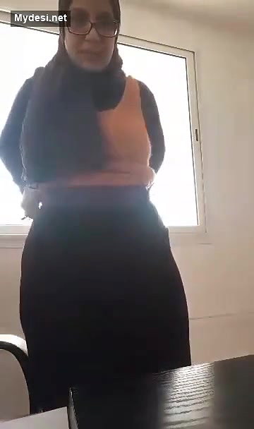 Aunty Showing she is wet at Office