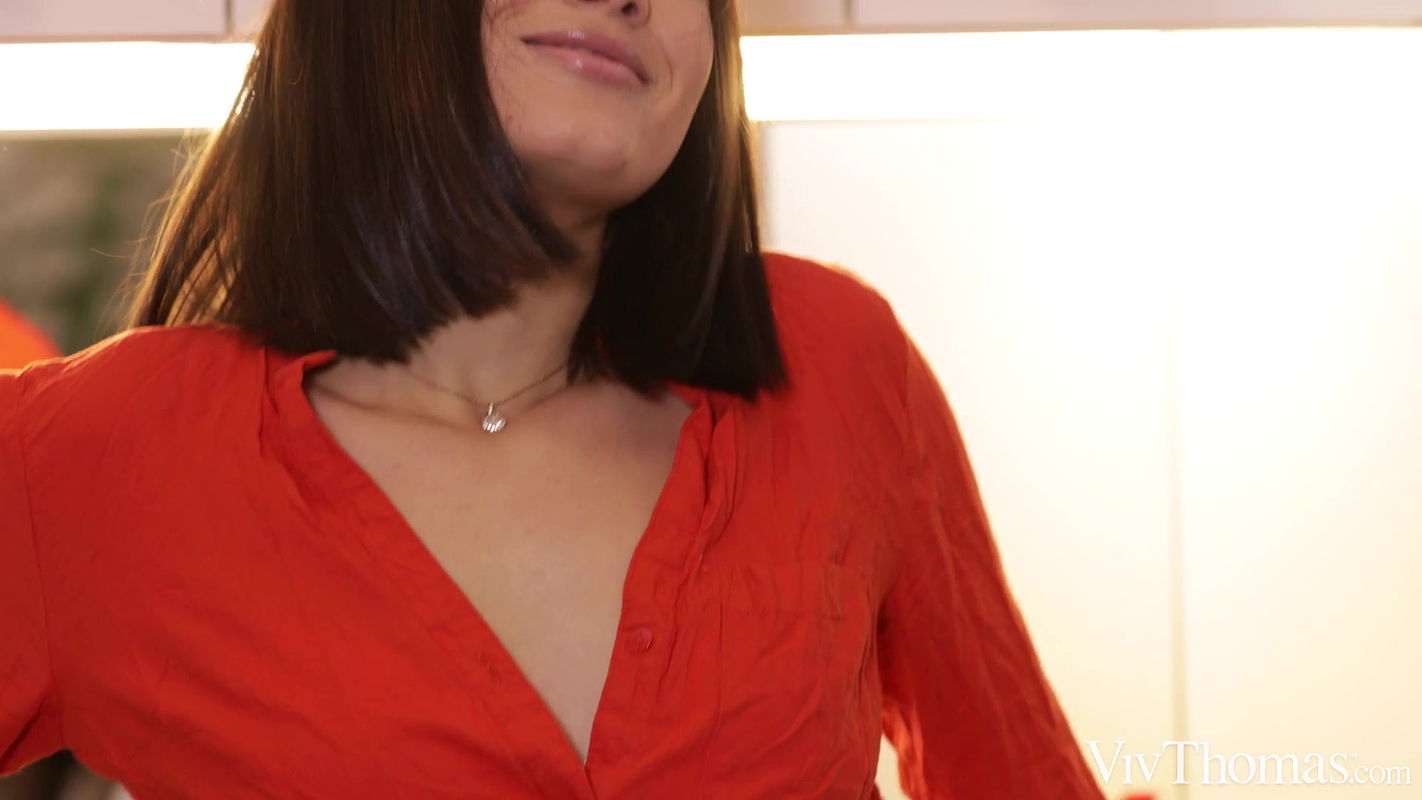 Viv Thomas with Alice Xo & Lucy Mendez in Slow Dance