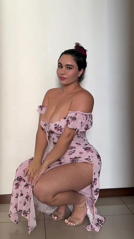 ALEJA HUGE BUSTY BABE MOUTHWATERING BOOBS CLEAVAGE TEASE UUFFF 22