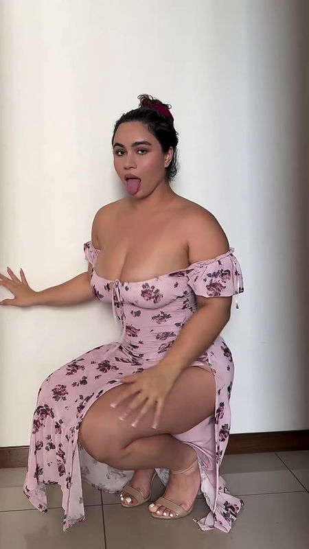 ALEJA HUGE BUSTY BABE MOUTHWATERING BOOBS CLEAVAGE TEASE UUFFF 22