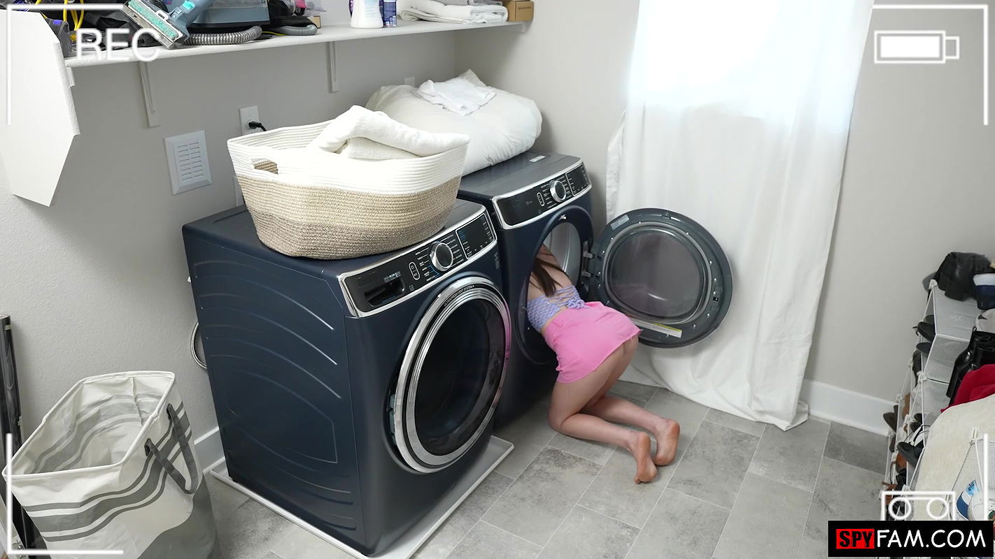 Spy Fam with Tess Thompson in Stuck Stepdaughter