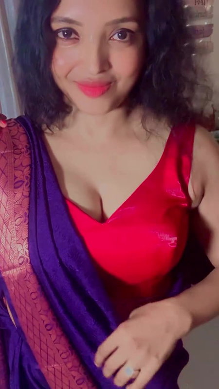 Malayalam Porn Director Lakshmi Deeptha Sexy Navel,Boobs show in pink Saree 22