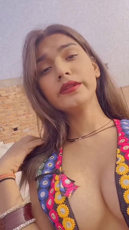 DESI BABE SLUTTY WIDE OPEN TOP EROTIC TEASE 22