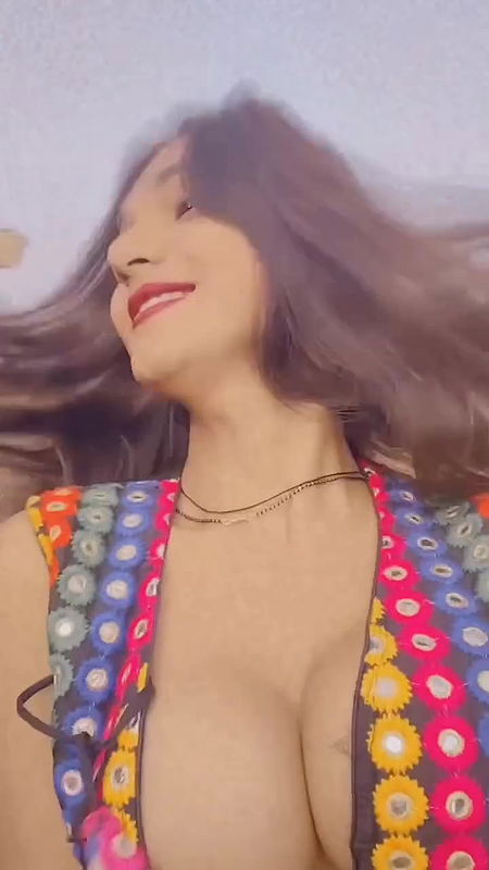 DESI BABE SLUTTY WIDE OPEN TOP EROTIC TEASE 22