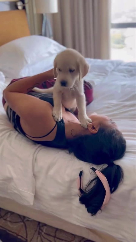 Actress Srusti Dange bending deep cleavage show in bed 22