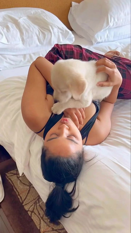 Actress Srusti Dange bending deep cleavage show in bed 22