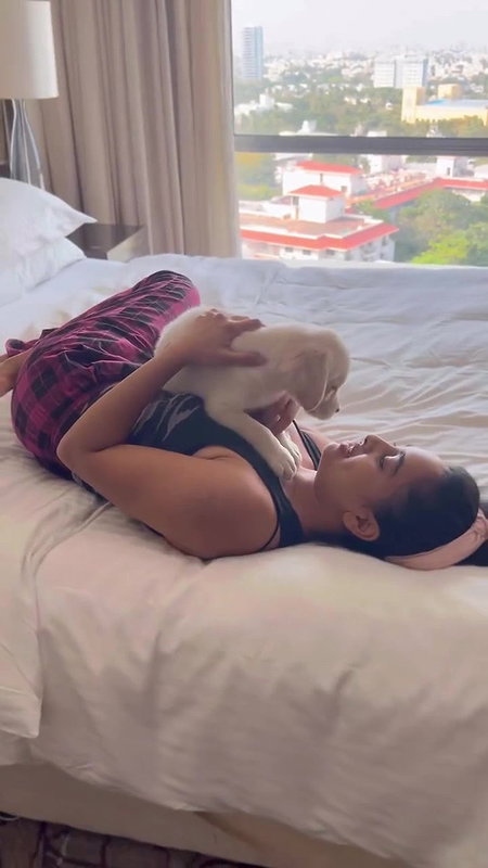 Actress Srusti Dange bending deep cleavage show in bed 22