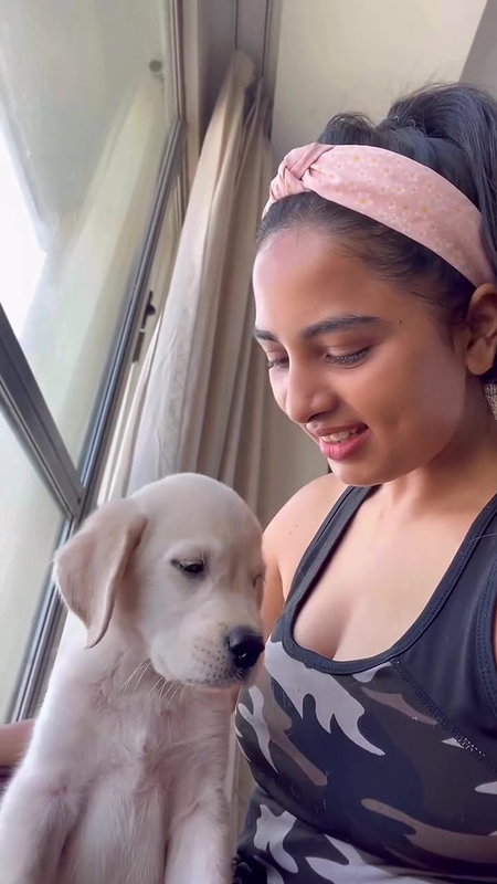 Actress Srusti Dange bending deep cleavage show in bed 22