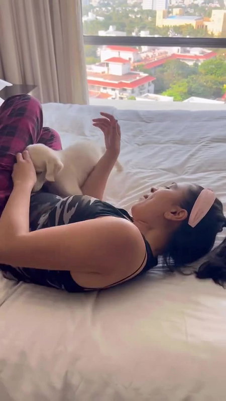 Actress Srusti Dange bending deep cleavage show in bed 22