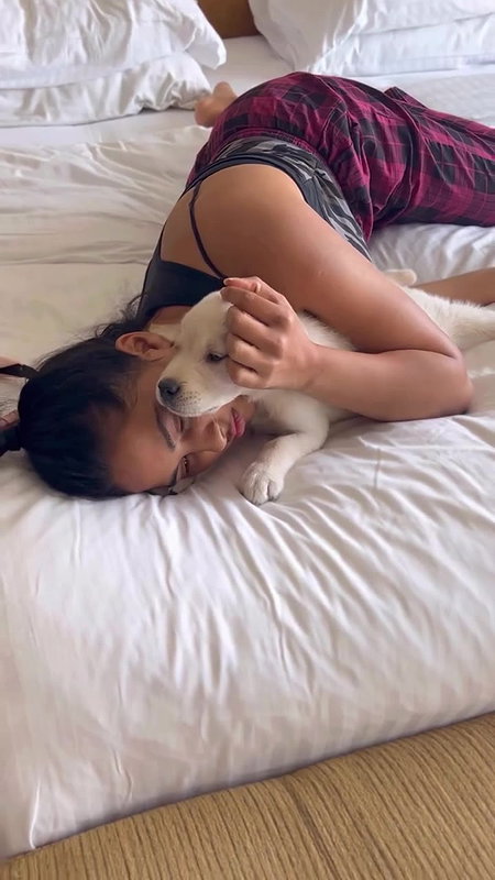 Actress Srusti Dange bending deep cleavage show in bed 22