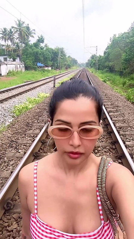 Actress Raiza Wilson huge milky boobs popout and armpit show 22