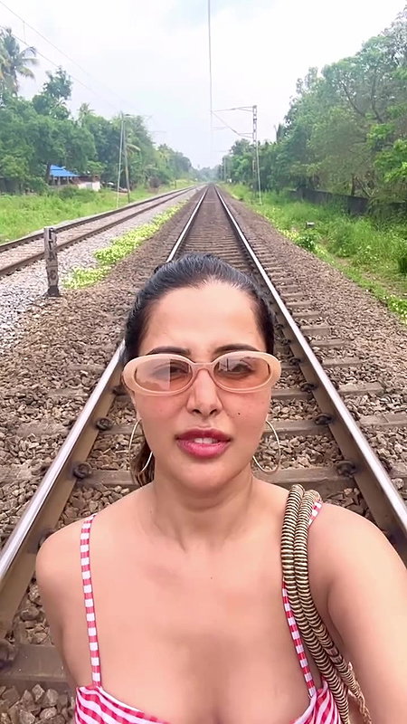 Actress Raiza Wilson huge milky boobs popout and armpit show 22