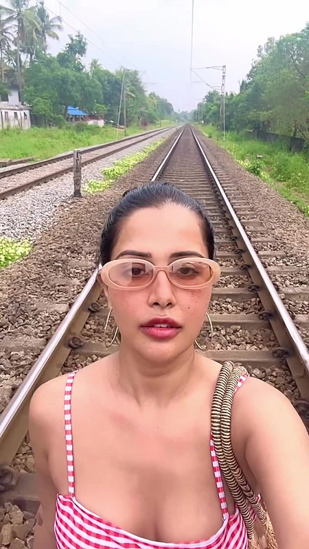 Actress Raiza Wilson huge milky boobs popout and armpit show 22