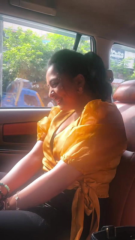 Actress Srusti Dange hot boobs jiggling in car 22