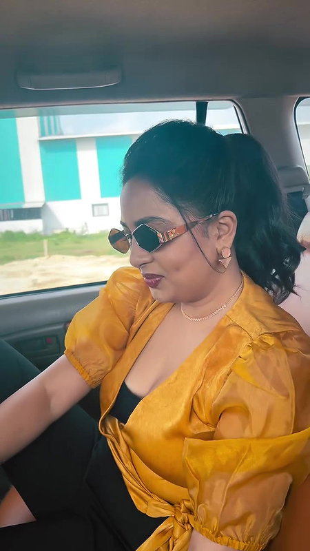 Actress Srusti Dange hot boobs jiggling in car 22