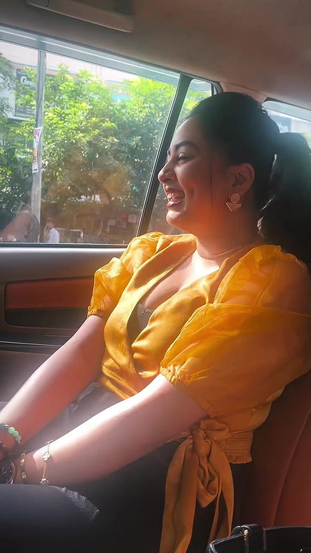 Actress Srusti Dange hot boobs jiggling in car 22