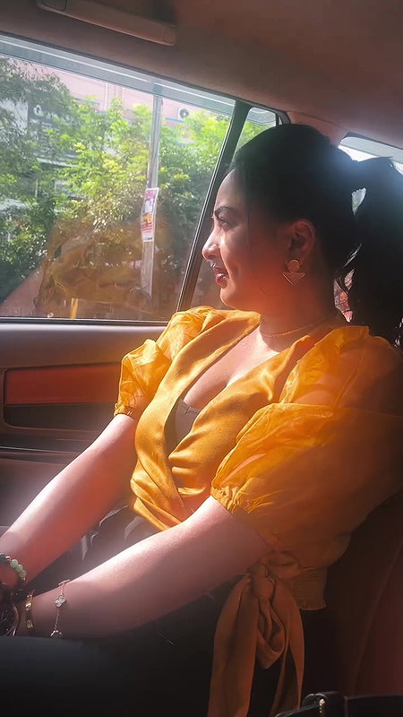 Actress Srusti Dange hot boobs jiggling in car 22