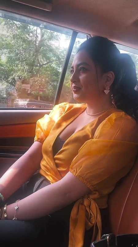 Actress Srusti Dange hot boobs jiggling in car 22