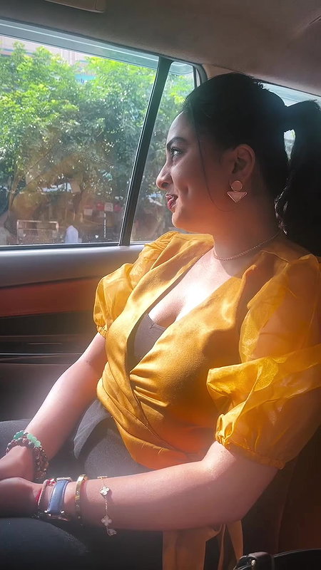 Actress Srusti Dange hot boobs jiggling in car 22