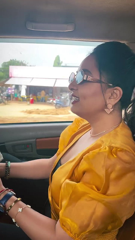 Actress Srusti Dange hot boobs jiggling in car 22