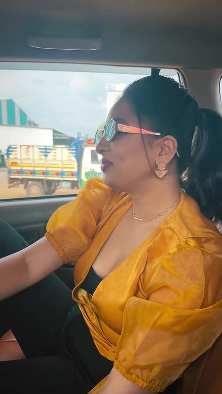 Actress Srusti Dange hot boobs jiggling in car 22